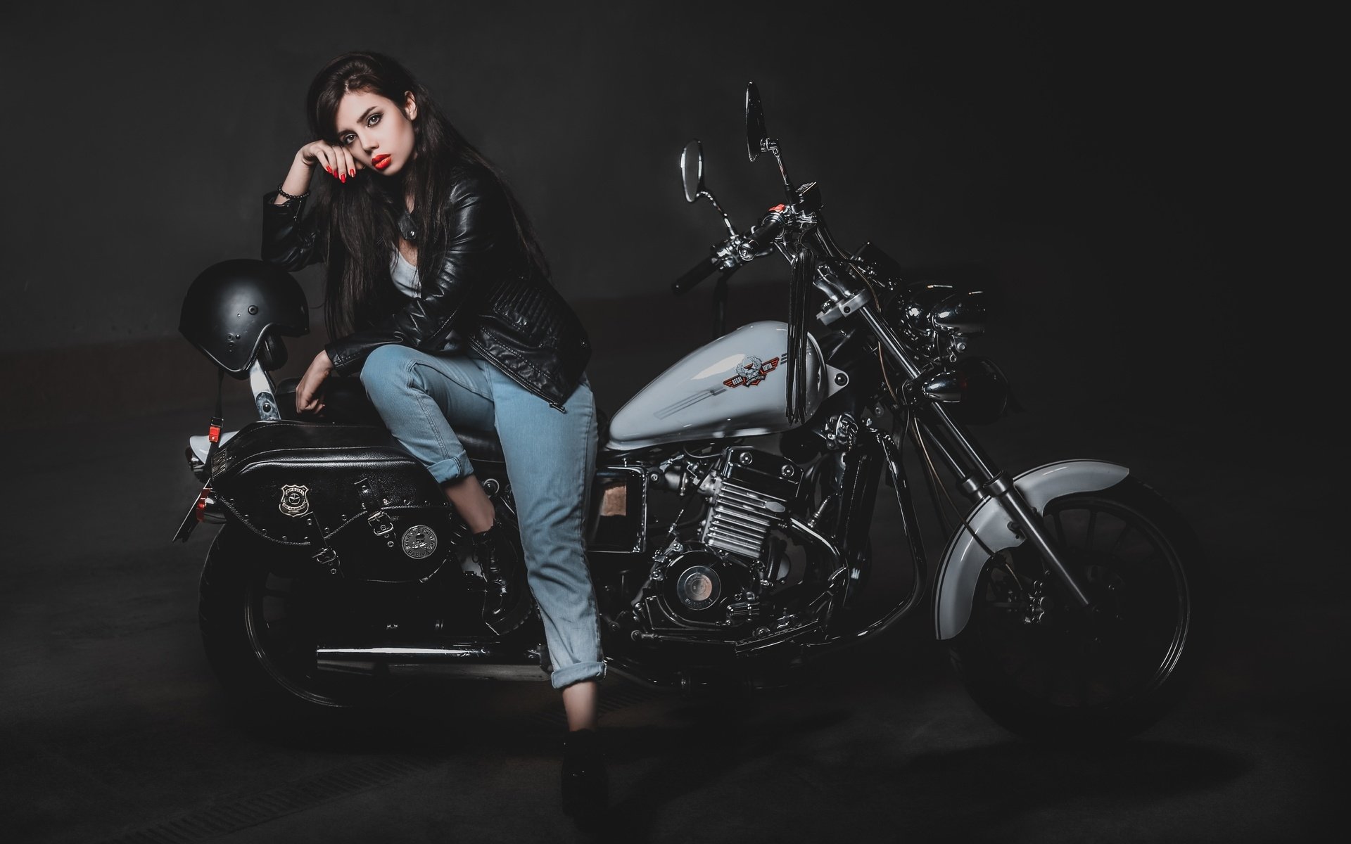 Biker girls: style and drive in Ibin