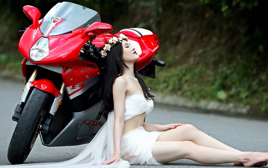 Beautiful girls and motorcycles in Ibin