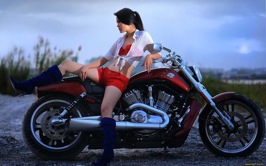 Beautiful girls and motorcycles in Ibin