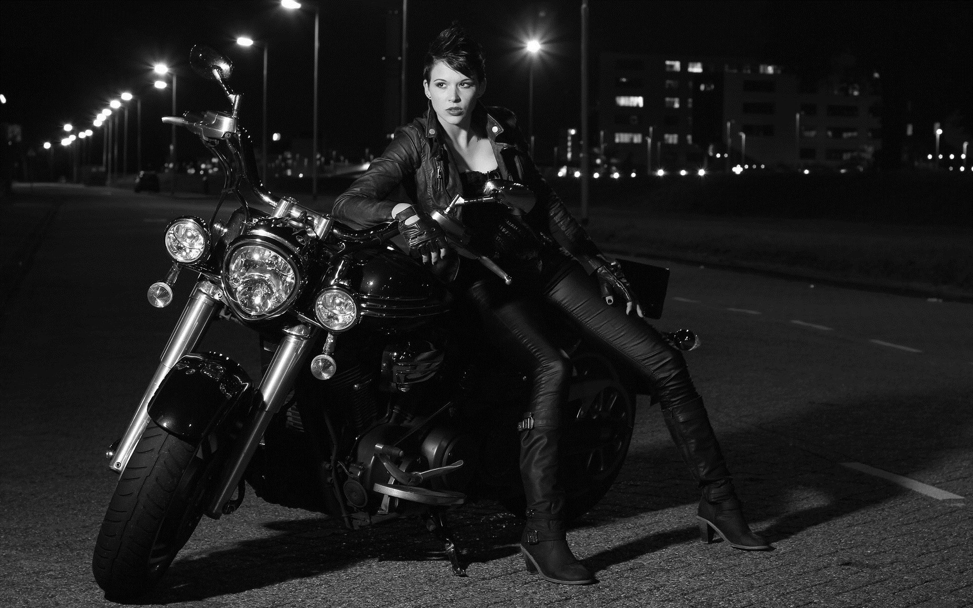Photo Beautiful girls and motorcycles in Ibin