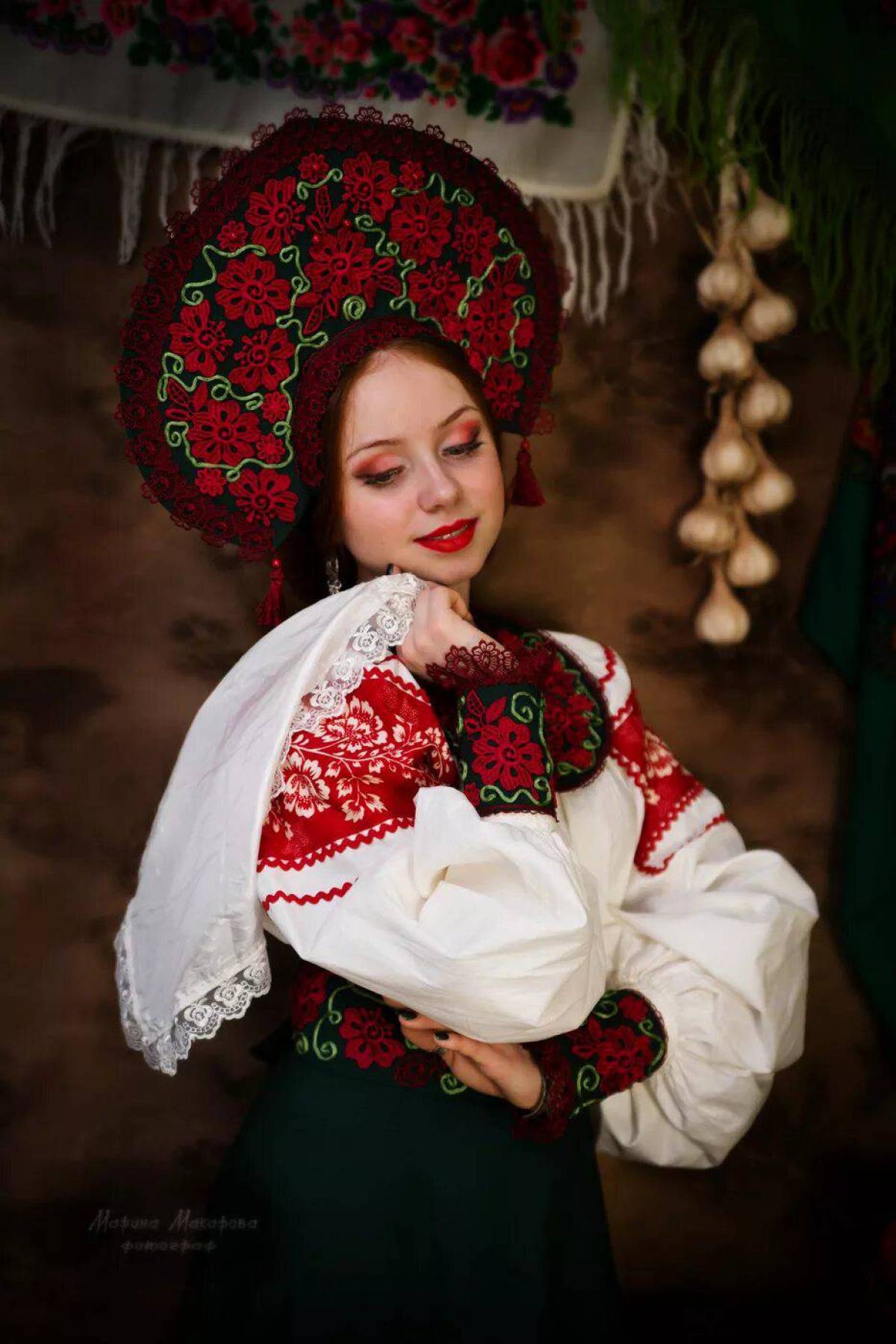 Women in Slavic costumes underwear in Ibin