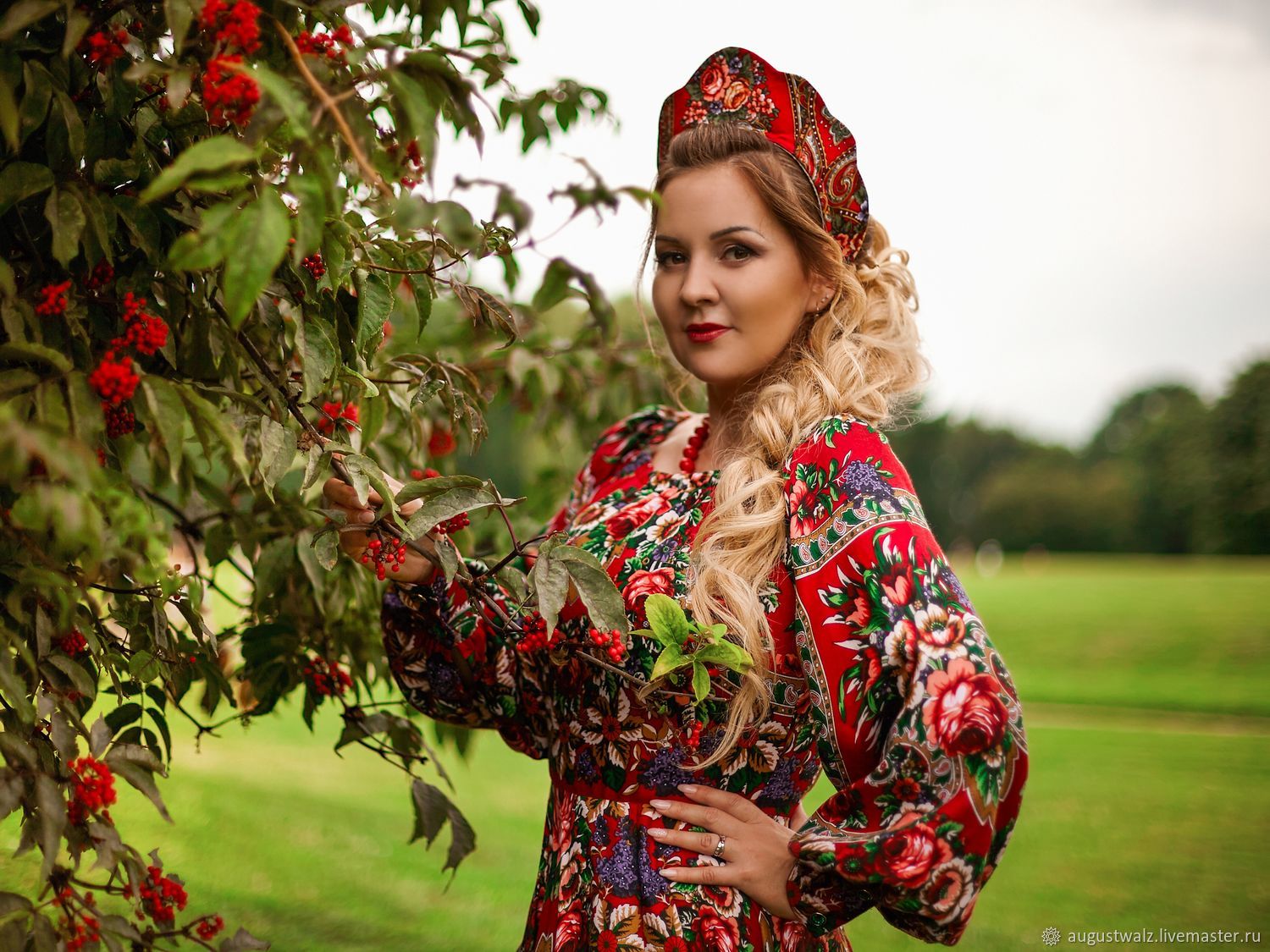 Women in Slavic costumes in Ibin