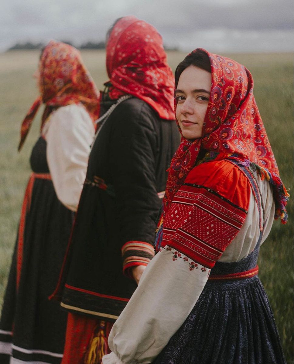 Women in Slavic costumes in Ibin