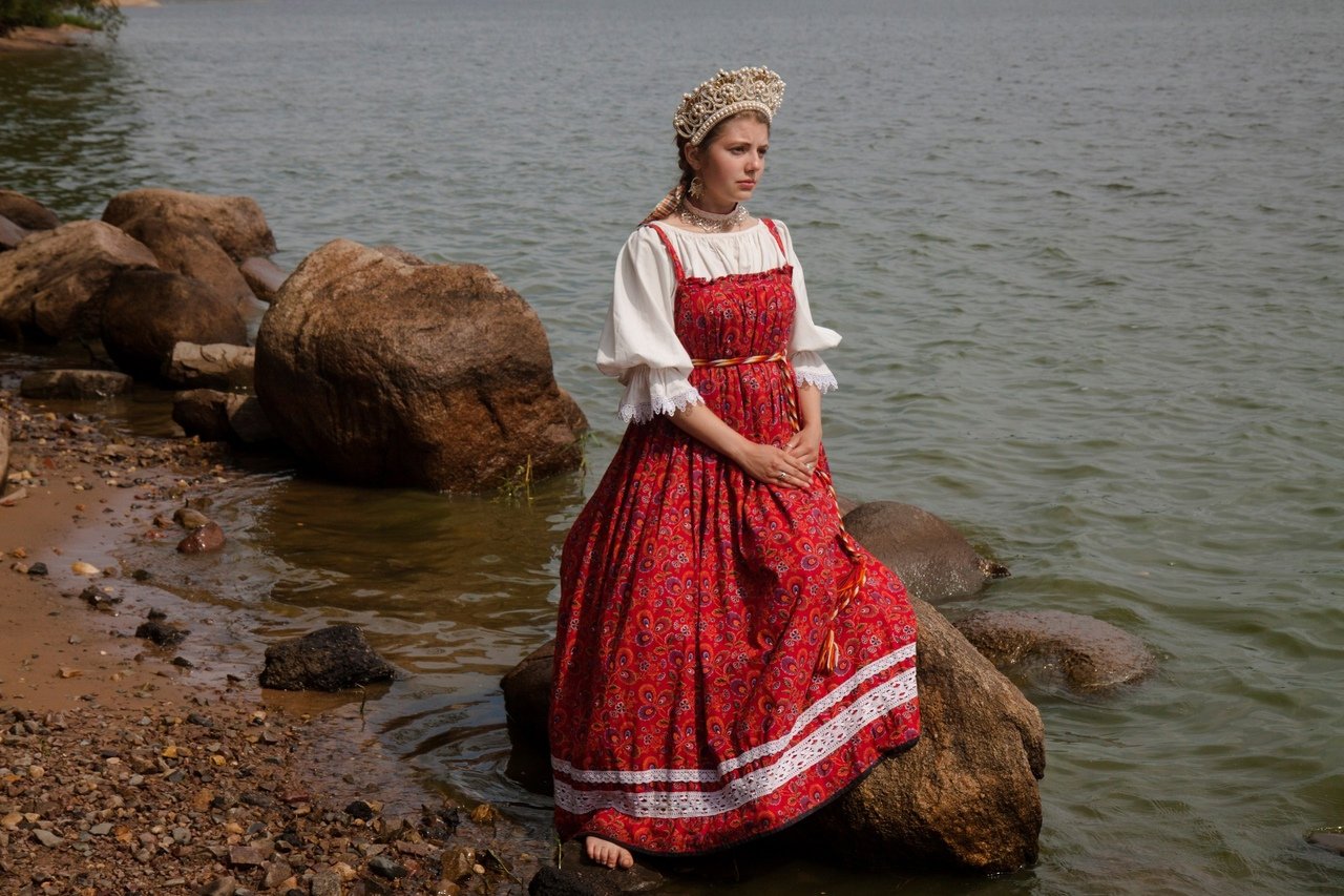 Women in Slavic costumes in Ibin