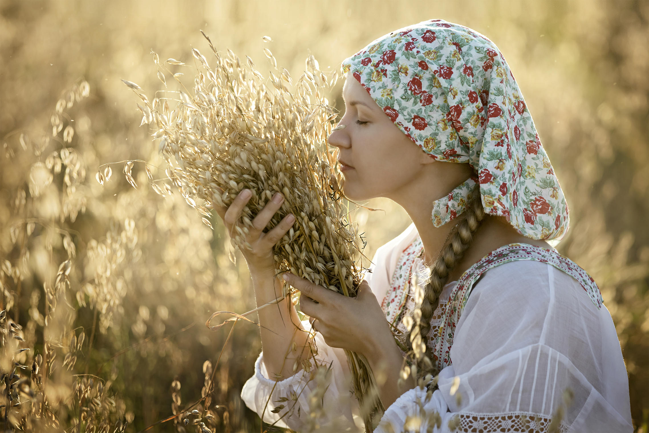 Photo Women in Slavic costumes in Ibin