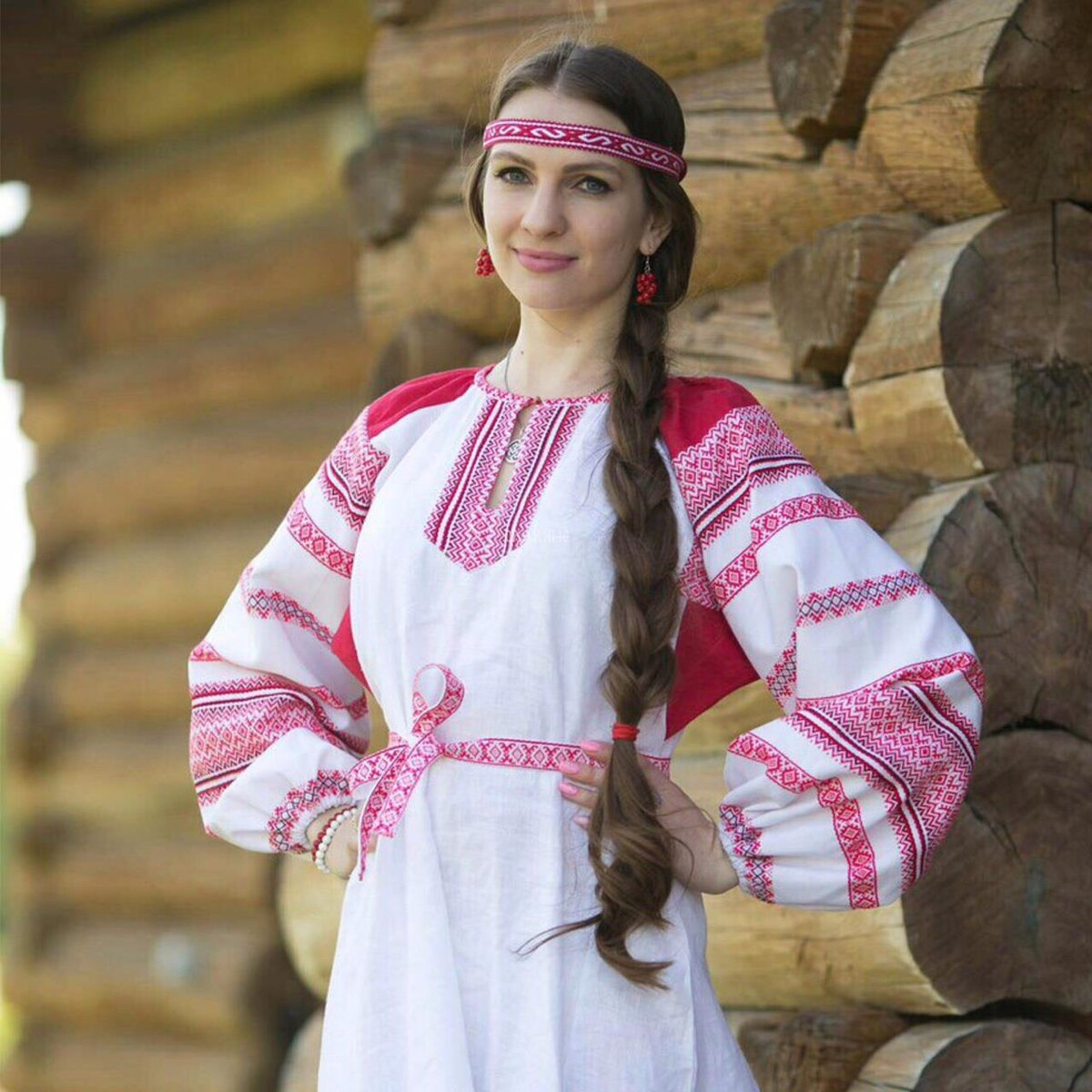 Girls in Slavic costumes in Ibin