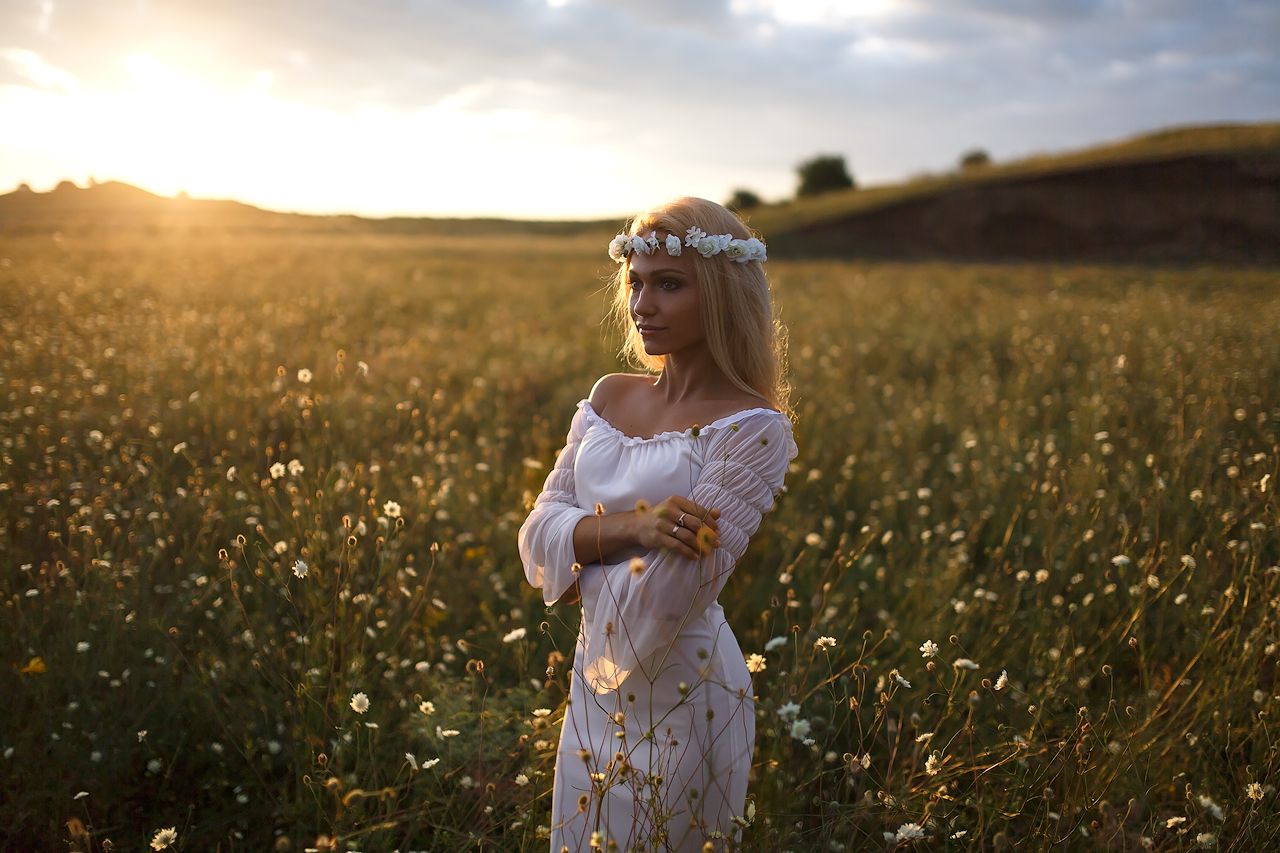Girls in Slavic costumes in Ibin