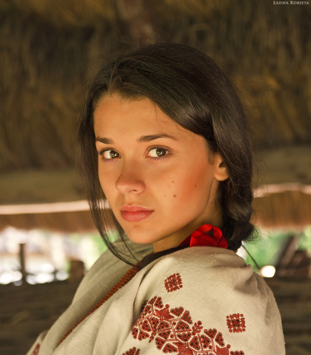 Girls in Slavic costumes in Ibin