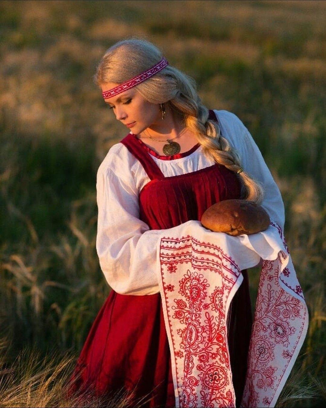 Girls in Slavic costumes in Ibin