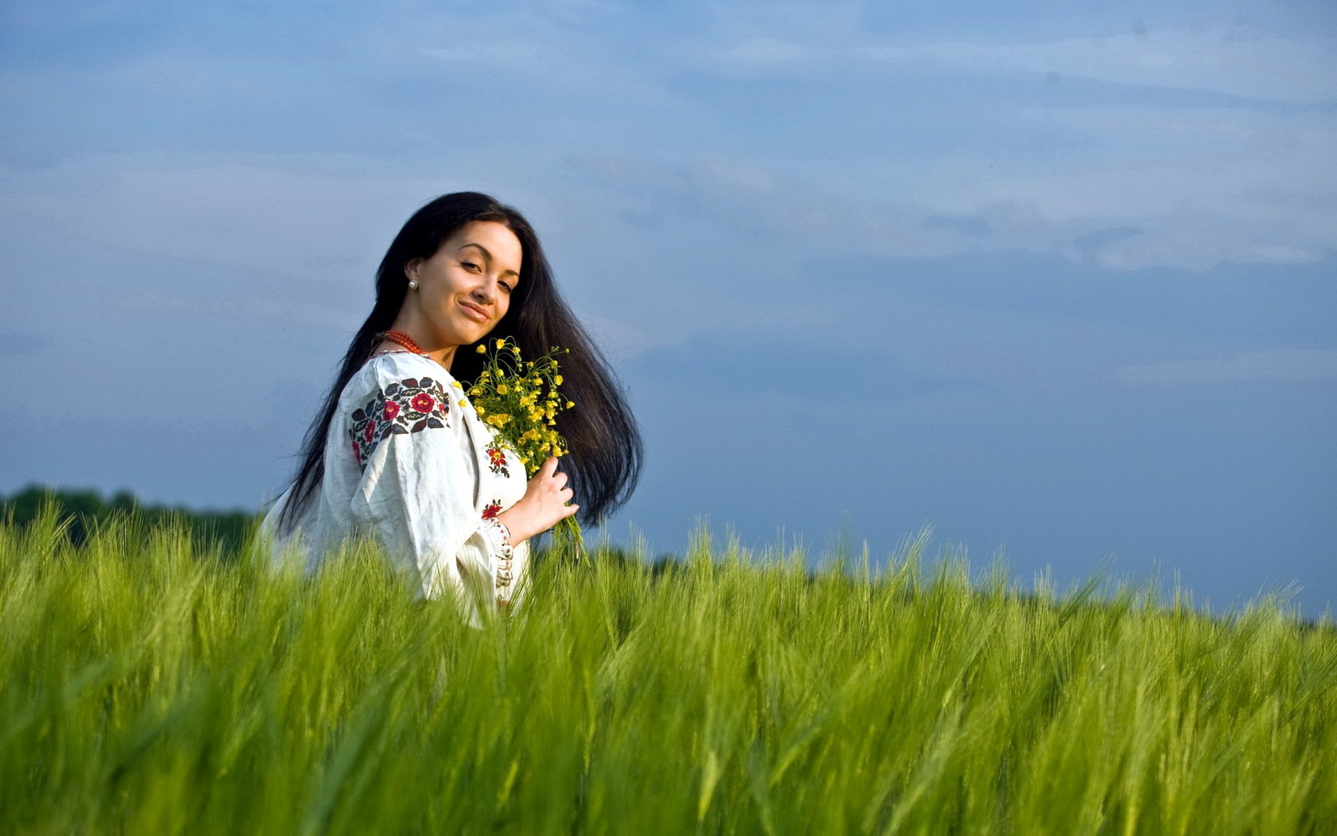 Girls in Slavic costumes in Ibin