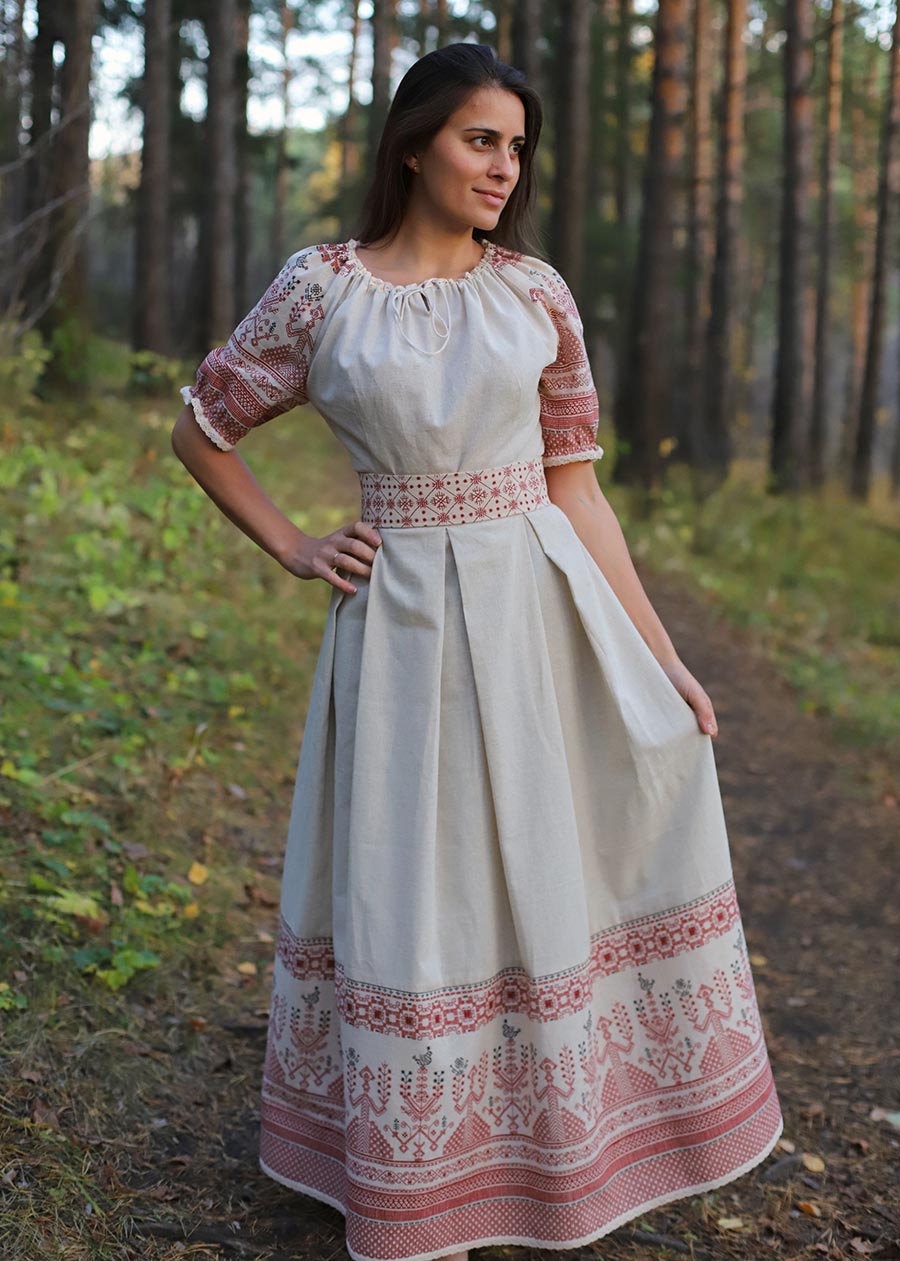 Girls in Slavic costumes in Ibin
