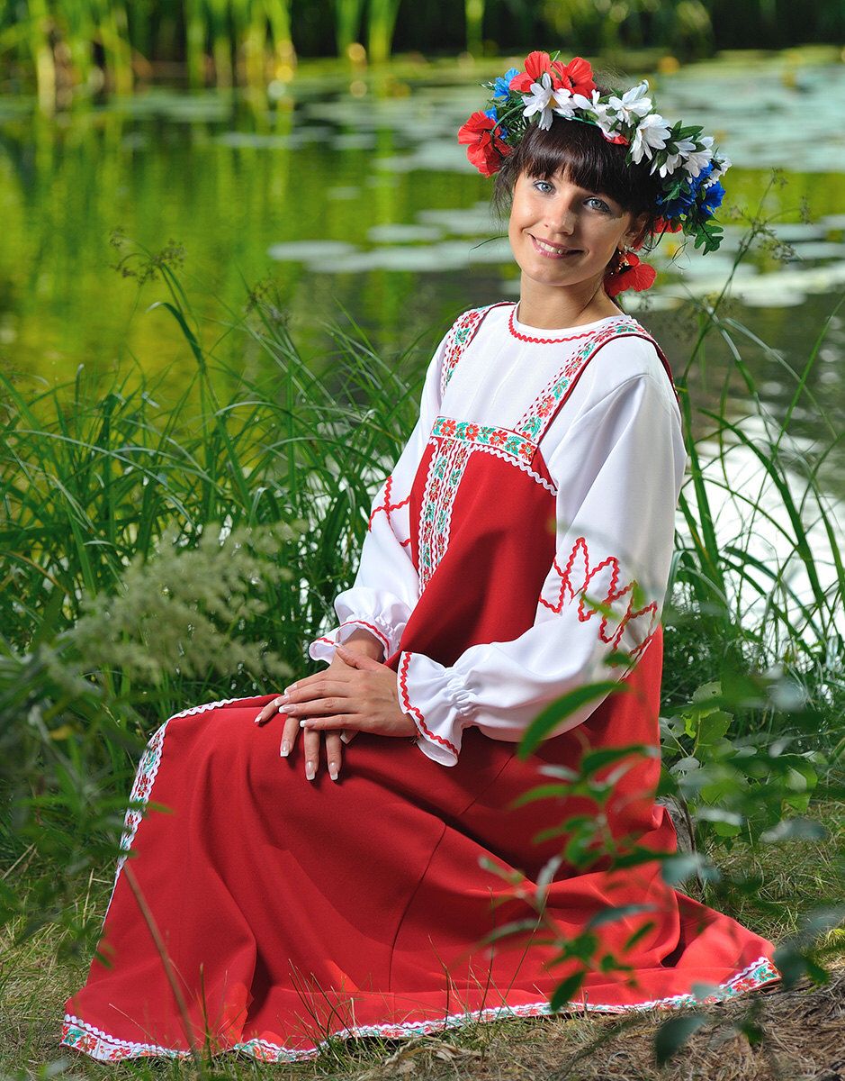 Beautiful girl Girls in Slavic costumes in Ibin