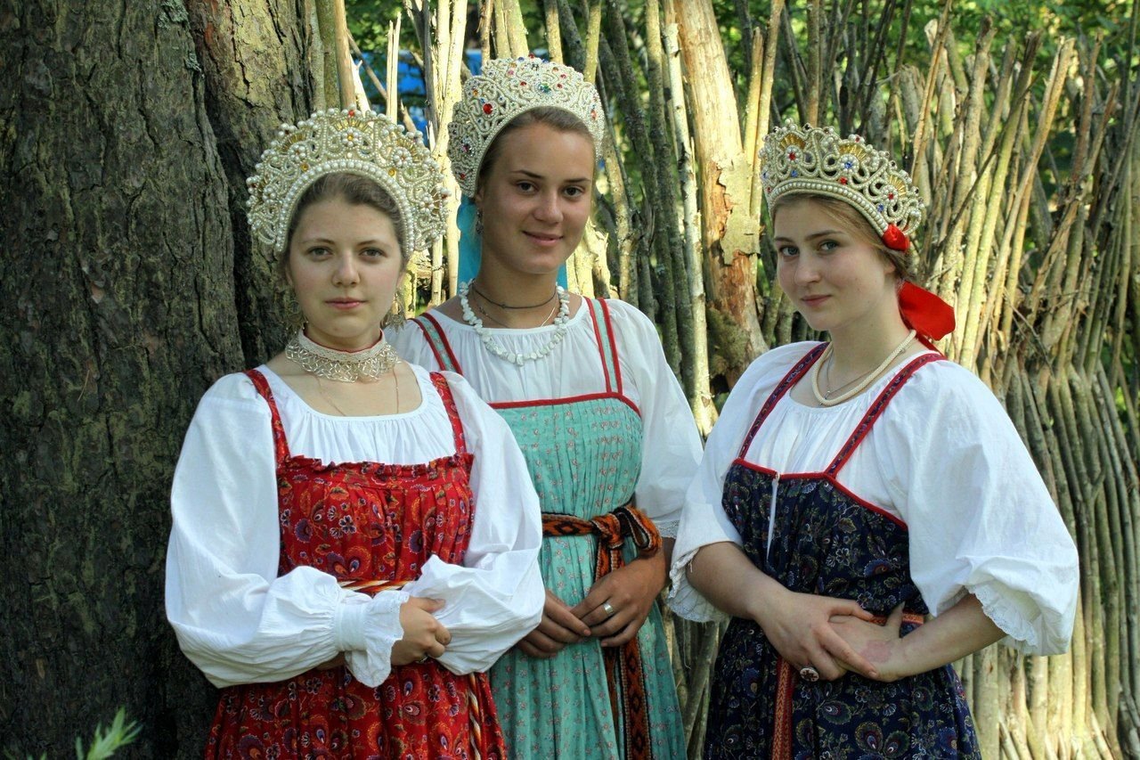 Sexy model Girls in Slavic costumes in Ibin